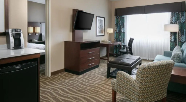 Двухместный люкс Holiday Inn Hotel & Suites Overland Park-West by IHG