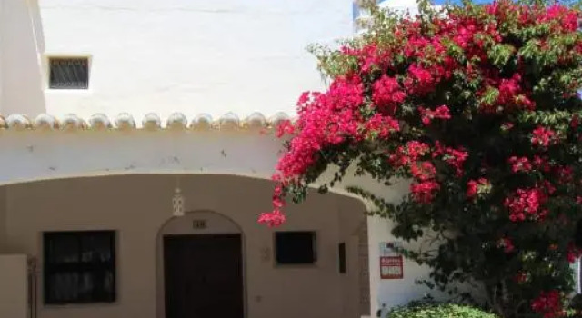 Typical Portuguese Beach House just 88m to the beach, Varaa Hotelli Porches Albufeira