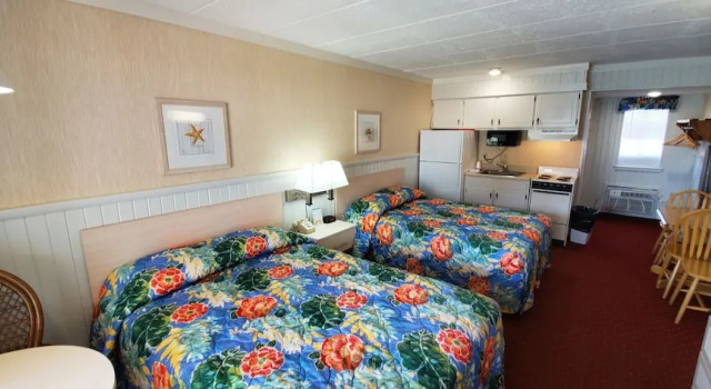 Четырёхместный номер Standard с балконом Shangri-La Motel
