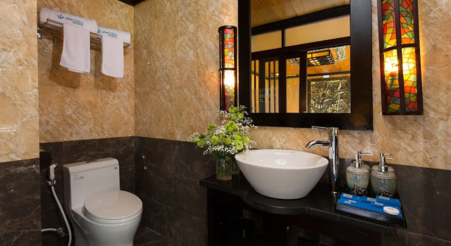 Четырёхместный семейный номер Standard с балконом и с видом на залив Verdure Lotus Grandeur Cruise on Ha Long Bay