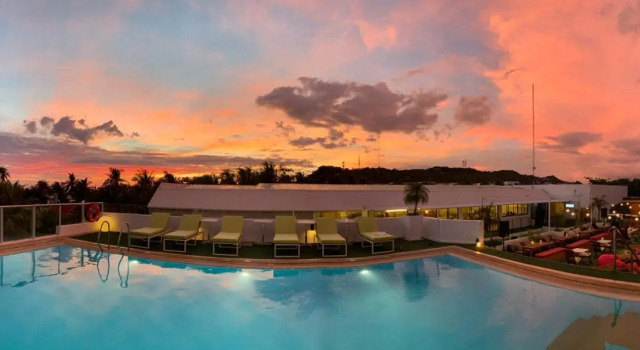 Кровать в общем номере The Tides Hotel Boracay