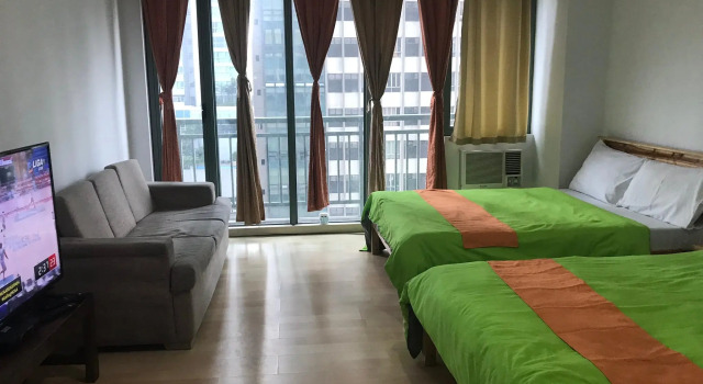 Studio Staycation w/ 2 queen across Shangrila Mall, Rezerwuj Apartament Hotele w National Capital Region z basenem, Basen