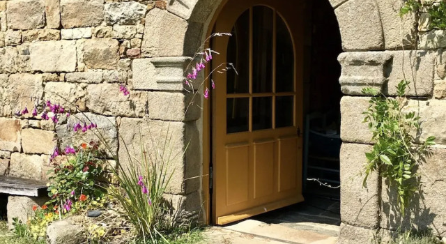 Authentic 17th Century Home With Vast Garden, 4km From the Beach, Забронировать Отель Отели Finistère с парковкой, Парковка