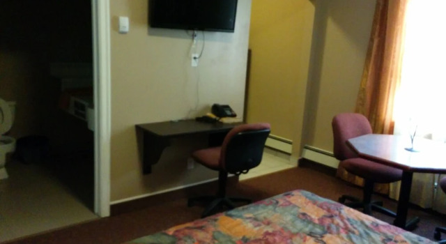 Четырёхместный номер Standard Bonnyville Hotel