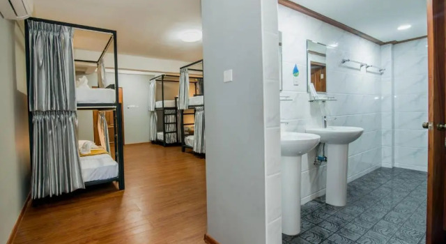 Кровать в общем номере Traveller Lodge Ngapali by River Top