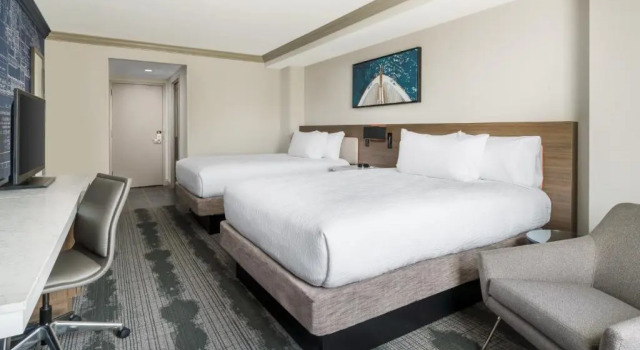 Четырёхместный номер Standard с балконом и с видом на город Hilton Garden Inn Annapolis Downtown