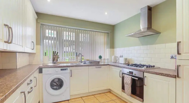 Коттедж Spacious 4 Bedroom House With Parking
