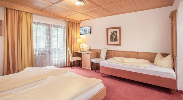 Трёхместный номер Standard с балконом и с видом на горы Alpenhotel Tirolerhof Gerlos