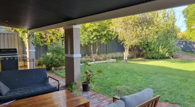 Апартаменты Incredible 3-bed Renovated Home With Huge Garden