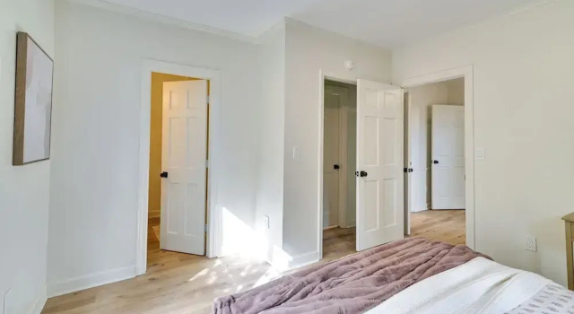 Коттедж Centrally Located Home ~ Steps to Oxford Square!