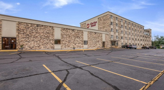 Clarion Hotel and Convention Center Baraboo, Book Hotel Hoteller i Merrimac med parkering, Parkering