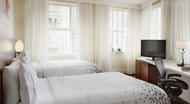 Четырёхместный номер Standard Renaissance New Orleans Pere Marquette French Quarter Area Hotel