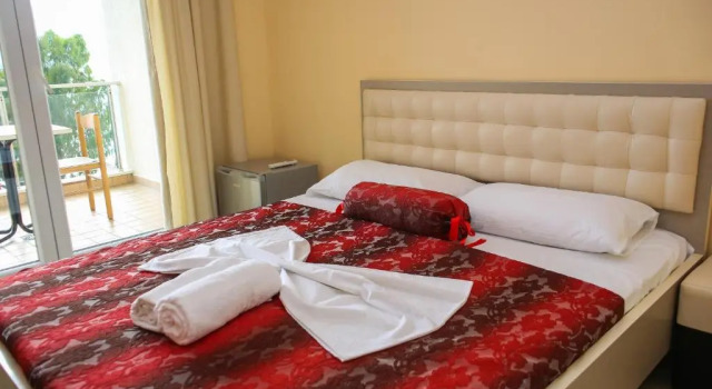 Standardowy dwuosobowy pokój i balkonem i z częściowym widokiem na morze Hotel Royal