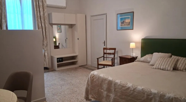 Четырёхместный семейный номер Standard c 1 комнатой Hotel Tourist House