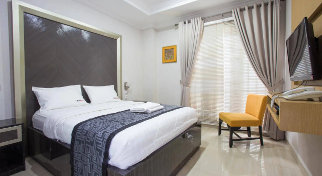 RedDoorz Plus near Pondok Indah Mall, Prenota Hotel Kebayoran Lama Giacarta