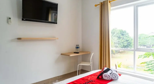 Номер Standard RedDoorz Plus near Teras Kota 3