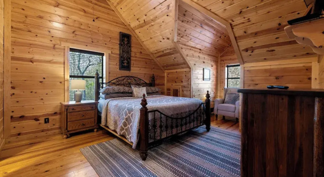 Broken Bow Family Cabin w/ Private Hot Tub!, Book Feriehus Villaer i Hochatown, Villa