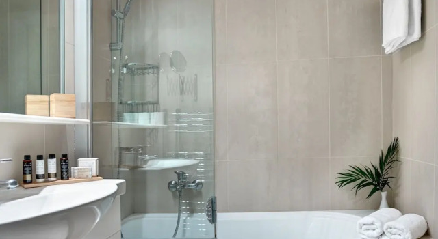 Люкс с балконом Blazer Suites Hotel