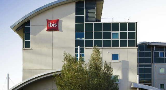 Кровать в общем номере ibis Cardiff Centre