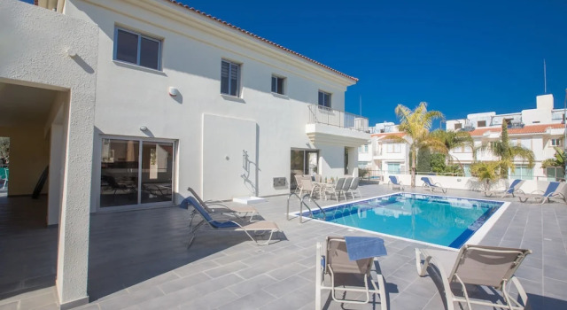 Vila 4 pokoje a výhledem do zahrady Protaras Holiday Villa Dv1