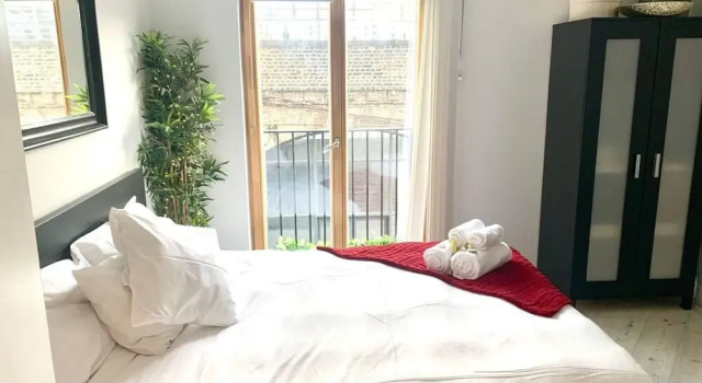 Notting Hill 2-bed Apt With Balcony, 1 min to Tube, Забронировать Апартаменты/квартира Отели Лондона с парковкой, рядом с Музей торговых марок, упаковки и рекламы, Парковка