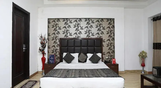 OYO 4258 Hari's Court Inns & Hotels, Забронировать Отель Отели Нью-Дели с парковкой, Парковка