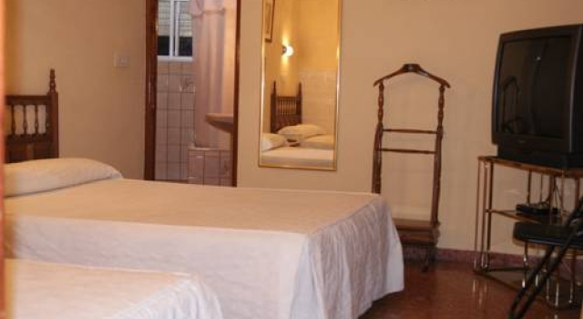 Hostal Victoria, Забронировать Отель Отели и гостиницы Убеда, рядом с Площадь маркизов Рамбла, Отель