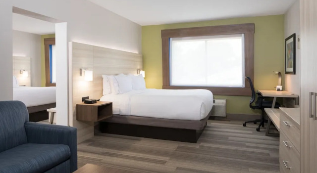 Люкс с 2 комнатами Holiday Inn Express Louisville Northeast by IHG