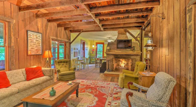 Коттедж Rustic Cabin in the Woods: 2-acre Fishing Pond!