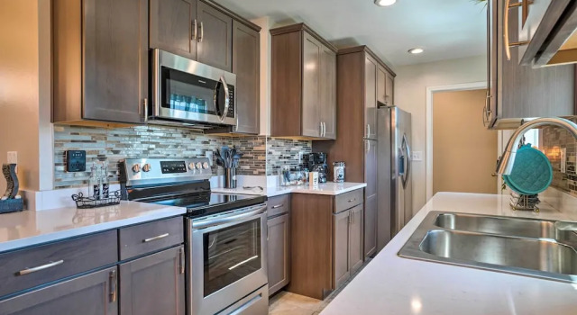 Коттедж с 4 комнатами с балконом Nashville Home w/ Seasonal Pool < 5 Mi to Dtwn!