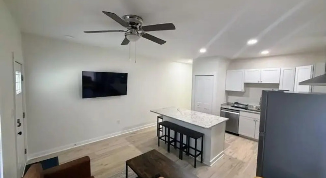 Newly Renovated 2 Bedroom - B, Забронировать Отель Дарем Raleigh-Durham Metropolitan Area, рядом с North Carolina Mutual Life Insurance