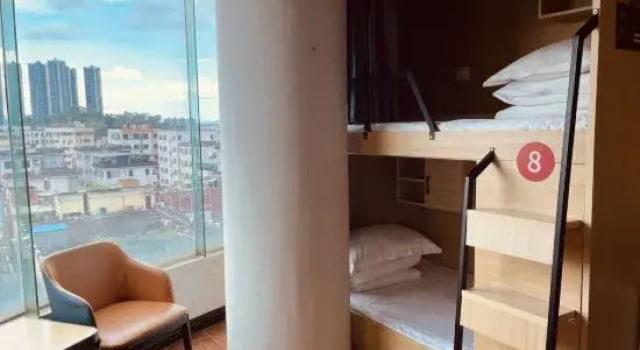 Кровать в общем номере (мужской номер) с красивым видом из окна Hongrizi Hotel