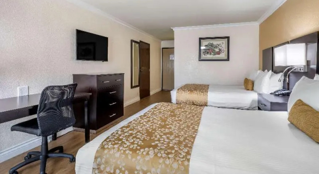 Четырёхместный номер Standard с балконом Best Western Plus South Bay Hotel