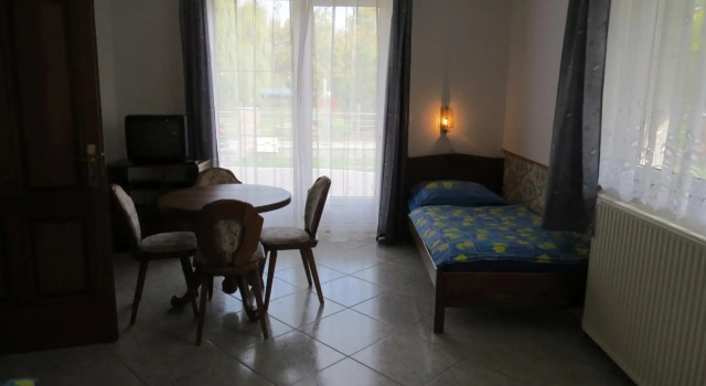 4 fös apartman, Забронировать Апартаменты/квартира Отели Балатонлелле с парковкой, Парковка