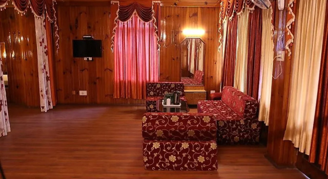 Люкс с балконом и с видом на горы Hotel Ever Green