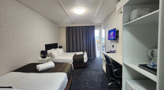 Четырёхместный номер Standard Crest Motor Inn