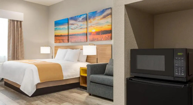 Номер Deluxe Days Inn & Suites by Wyndham Tomball Houston NW