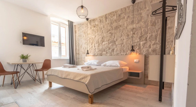 City Center Studio Apartments L&B