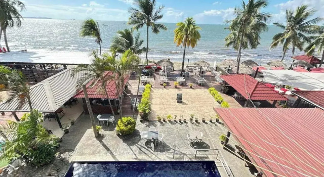 Люкс с балконом и с красивым видом из окна Smugglers Cove Beach Resort & Hotel