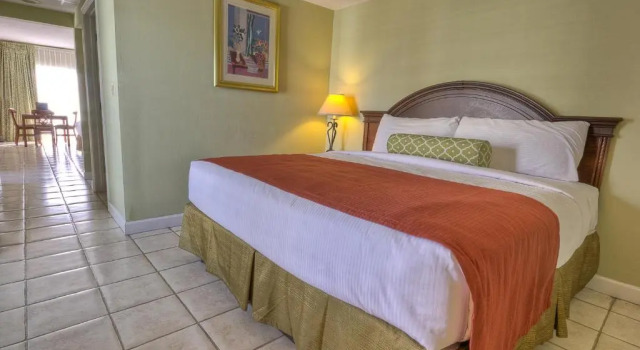 Люкс с видом на бассейн Tidelands Caribbean Boardwalk Hotel and Suites