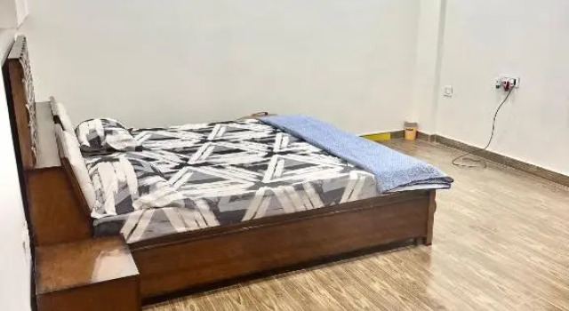 Апартаменты 1 Deluxe & Spacious Master Bedroom with attached Washroom & Bathtub