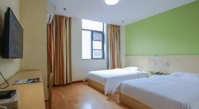 7Days Inn Wuhan Jiangxia District Shiji Square Branch, Book Hotel Hotels in Jiangxia with Parking, Parking