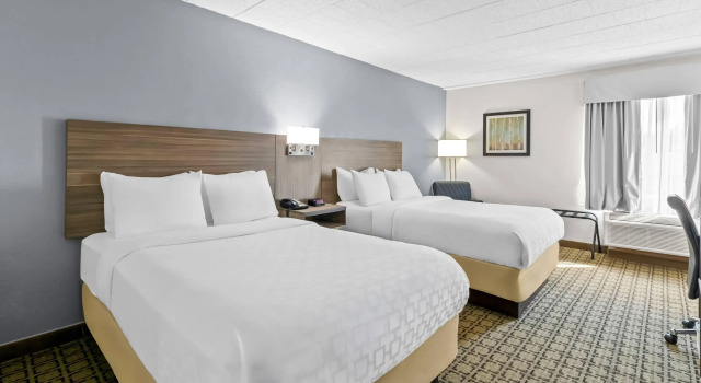 Четырёхместный номер Standard Clarion Inn Cranberry Township