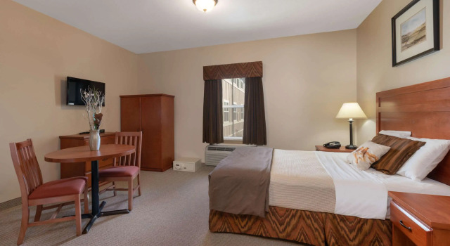 Clarion Hotel & Suites Williston, Забронировать Отель Отели Уиллистон с парковкой, рядом с Медицинский центр Уиллистона - CHI St. Alexius Health, Парковка
