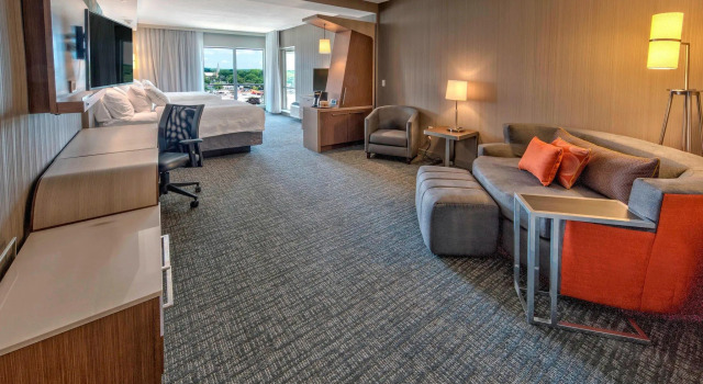 Четырёхместный полулюкс Courtyard Westbury Long Island