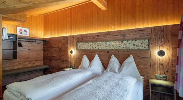 Кровать в общем номере Chalet Stöckli