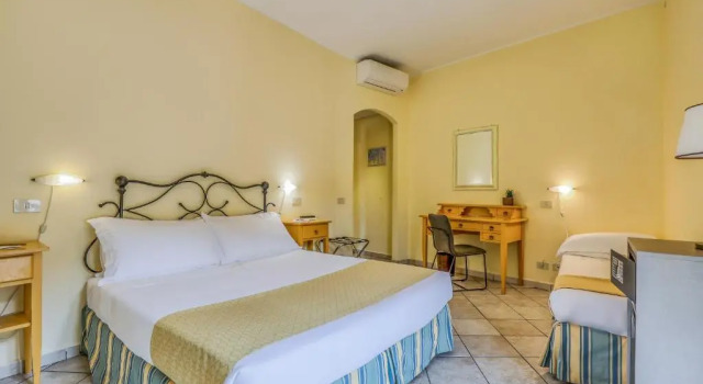 Трёхместный номер Standard с видом на горы Hotel Albatros Varigotti