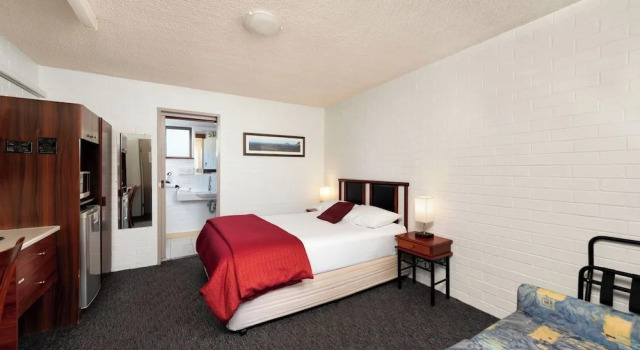 Двухместный номер Deluxe с балконом Pigeon House Motor Inn