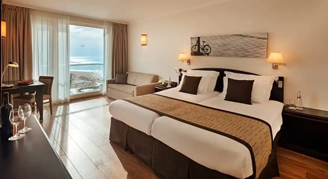 Standard Low Floor Twin room Crowne Plaza Tel Aviv Beach by IHG