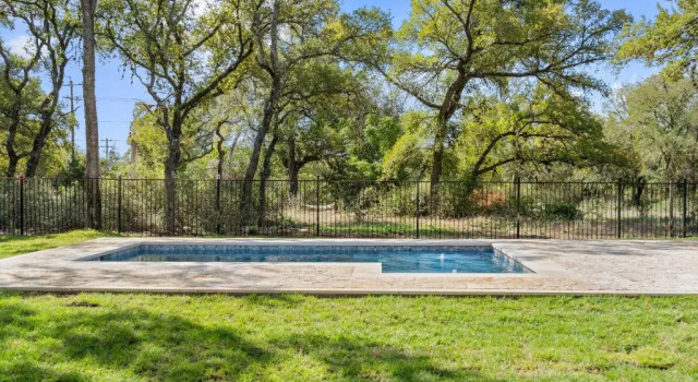 Upscale Home With Pool and Firepit - Close to Mercer St!, Забронировать Дом для отпуска Коттеджи Дрипинг-Спрингса, Коттедж